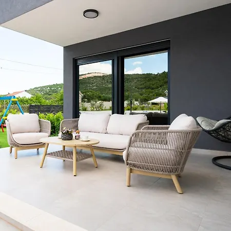 House Adriano Willa Vrsine
