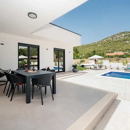 House Adriano Vrsine